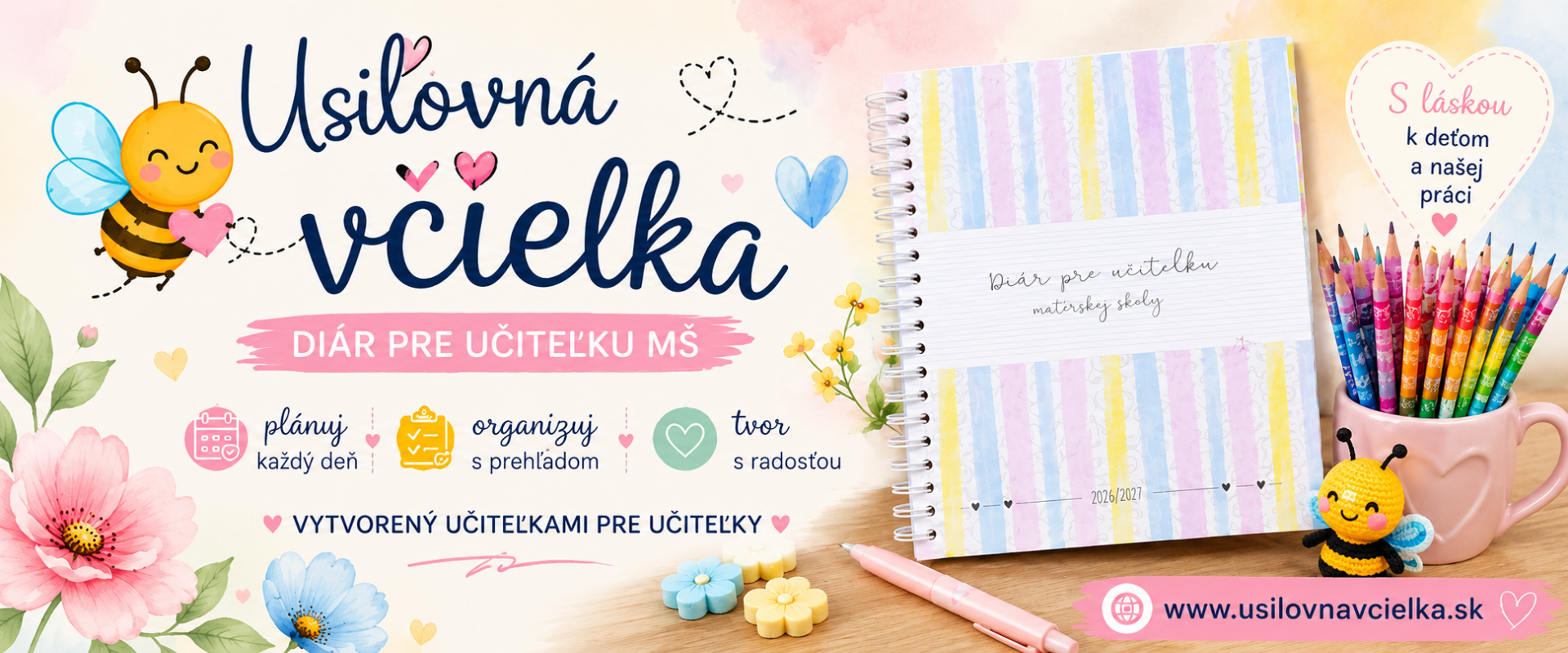 Žltá obálka, darčekové štítky a krúžkový zápisník s ručne písaným textom na drevenom stole.